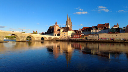Regensburg, Deutschland: Postkartenansicht an der Donau