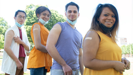 happy multi ethnic group vaccinated - obrazy, fototapety, plakaty