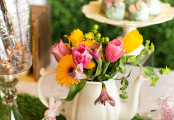 Obraz na płótnie Canvas teapot with flowers 