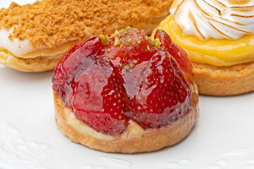 tartelette aux fraises dans une assiette