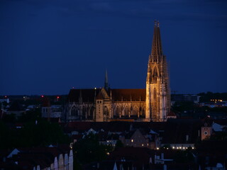 Obraz premium Regensburg, Deutschland: Der Dom bei Nacht