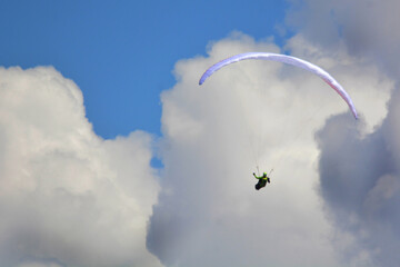 parapendio tra le nuvole