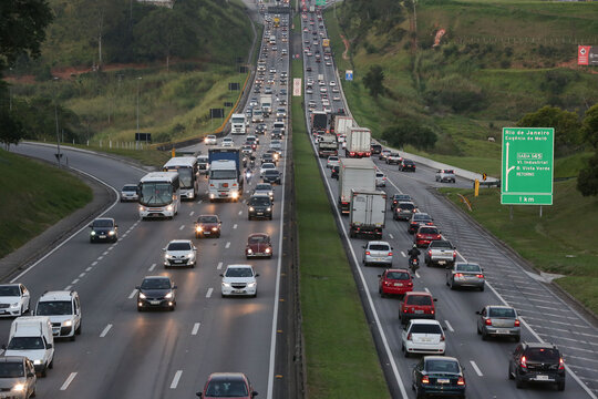 Carros em movimento pela Dutra, com um fundo deslumbrante de paisagem, criando um cen&aacute;rio din&acirc;mico e impressionante.