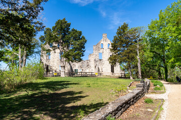 Naklejka premium Castle ruins in Ha Ha Tonka State Park, Lake of the Ozarks Missouri
