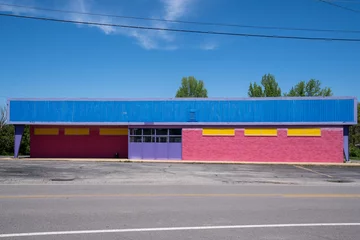 Gordijnen Interesting abandoned building along Route 66, painted in bright pastel colors © MelissaMN