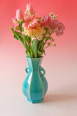 花瓶に活けた様々な花のブーケ