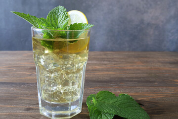グラスにいれたアイスミントティー