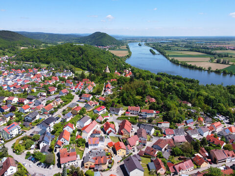 Donaustauf, Deutschland: Ortsbild mit Walhalla und Donau im Hintergrund