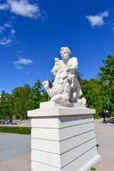 Mythologische Figuren am Schlossplatz vor dem Karlsruher Schloss