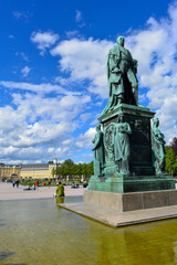 Fototapeta premium Großherzog-Karl-Friedrich-Denkmal am Schlossplatz vor dem Karlsruher Schloss