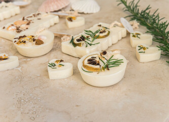 Fotografía de producto, Velas Aromáticas, con un olor agradable, cuenco grandes , mezcla frutal que tiene propiedades relajante, barra aromaticas, hierbas, para decorar la puerta espacios pequeños.