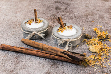 Fotografía de producto, Velas Aromáticas, con un olor agradable de manzana canela , mezcla frutal que tiene propiedades relajante 