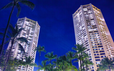 ハワイ　ワイキキのタワーマンションの夜景
