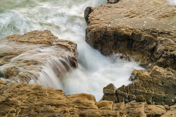 稲村ヶ崎の岩場に押し寄せる波【Waves against rocks】
