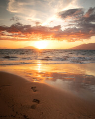 Fototapeta na wymiar Sunset on a beach in Maui