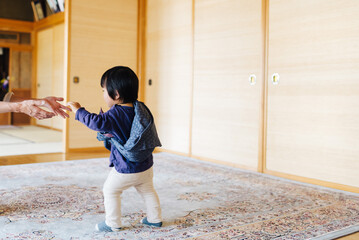 一才の誕生日に一升餅を背負って歩く赤ちゃん