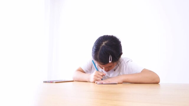 勉強をする小学生の女の子