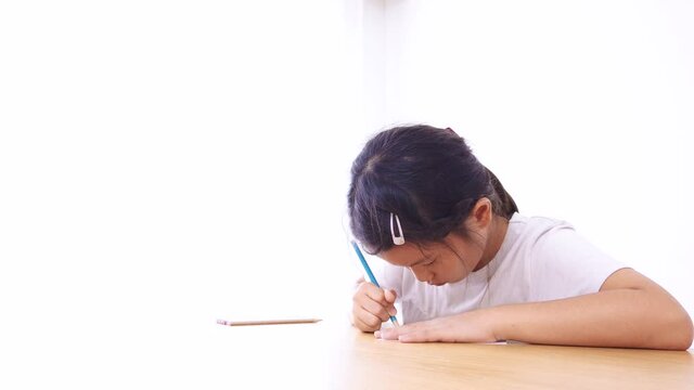 勉強をする小学生の女の子