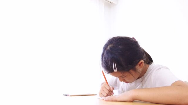 勉強をする小学生の女の子