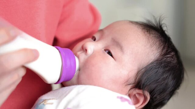 哺乳瓶でミルクを飲む赤ちゃん