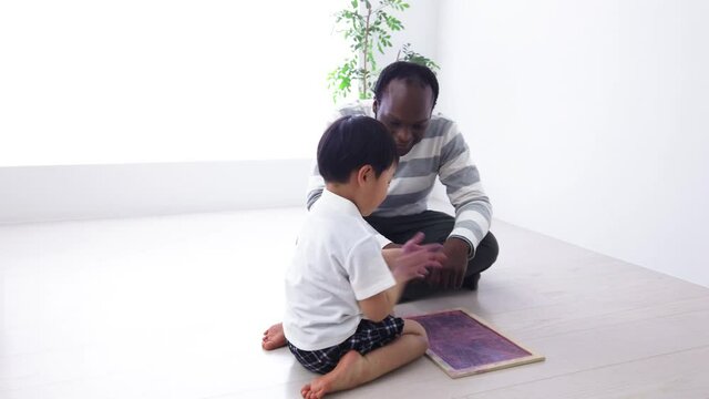 英語教室で先生と話す男の子