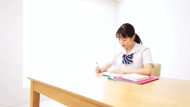 勉強をする学生