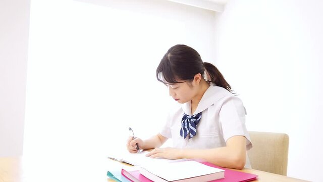 勉強をする学生