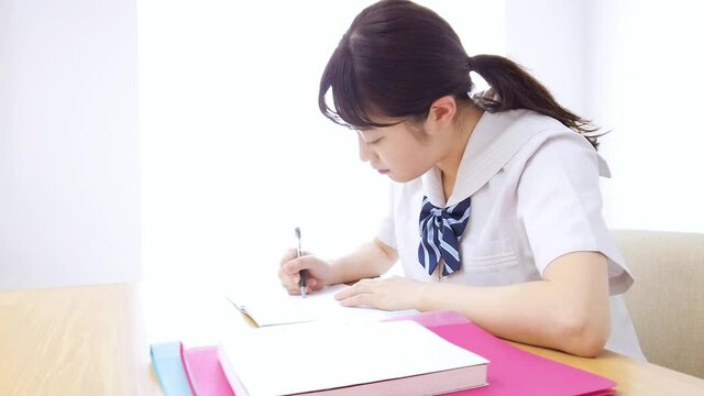 勉強をする学生