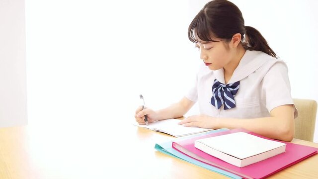 勉強をする学生