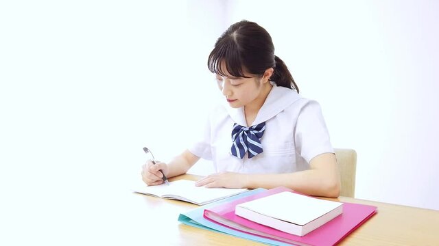 勉強をする学生