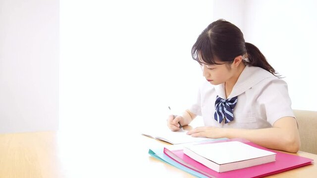 勉強をする学生