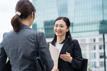 女性二人　ビジネスポートレート