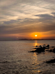 海, 夕焼け, 海, 水, 浜, 空, 日の出, 太陽, 風景, 惰性で進む, 自然, 雲, 海景, 青, 地平線, 波, 美しい, 波, 今夜, 夜会, 雲, 岸, 岩, オレンジ, 赤