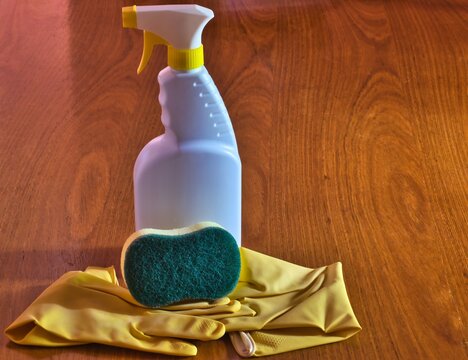 Productos de limpieza para cuidar la salud y desinfectar mesas y otras superficies. Pulverizador, guantes y esponjas para la prevenci&oacute;n y el contagio de enfermedades causadas por bacterias y virus 