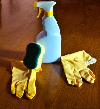 Productos de limpieza para cuidar la salud y desinfectar mesas y otras superficies. Pulverizador, guantes y esponjas para la prevenci&oacute;n y el contagio de enfermedades causadas por bacterias y virus 