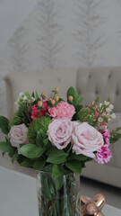 Ramo de hermosa variedad de flores en la mesa de la habitación
