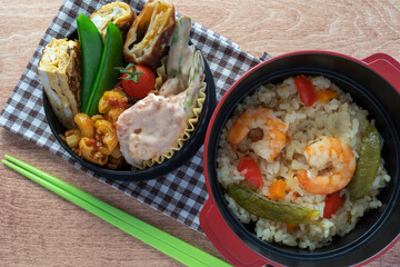 エビピラフ弁当。エビピラフ、エビマヨ、ミートソースマカロニ、玉子焼き（丸型、木目）