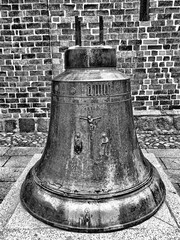 Obraz premium Die dicke Barbara, Glocke vor der Maria Magdalenen Kirche