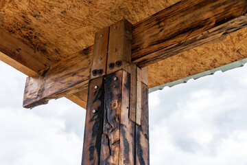 Joining a wooden column with steel profile