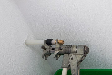 mechanical press sets the copper adapter to the thread, close-up