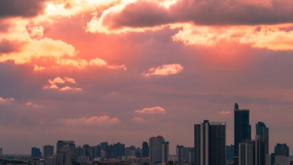 Fototapeta premium panoramic high-angle evening background of the city view,with natural beauty and blurred sunsets in the evening and the wind blowing all the time,showing the distribution of city center accommodation