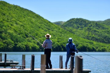 初夏の湖で釣りを楽しむカップル
