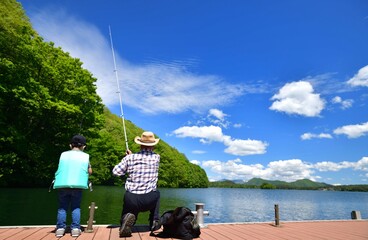 初夏の湖で釣りをするファミリー
