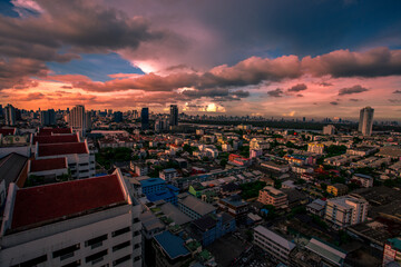 Obraz premium The high angle background of the city view with the secret light of the evening, blurring of night lights, showing the distribution of condominiums, dense homes in the capital community