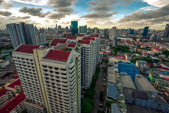 Wallpaper High angle of the city view with the secret light of the evening sun the blurred lights of the night,showing the distribution of condominiums, densely residential houses in the capital