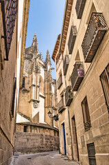 Fototapeta na wymiar Callejuela bordeando lateral de la catedral gótica de Segovia, España