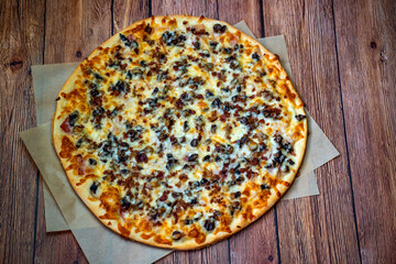 Hot pizza with ham, bechamel sauce, mushrooms, bacon and cheese. Concept poster for restaurants or pizzerias.	