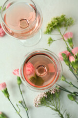 Obraz na płótnie Canvas Glasses of pink wine and beautiful flowers