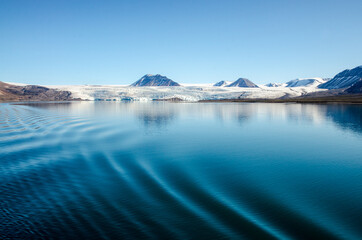 Waves, mirroring and reflections  while cruising in the polar sea