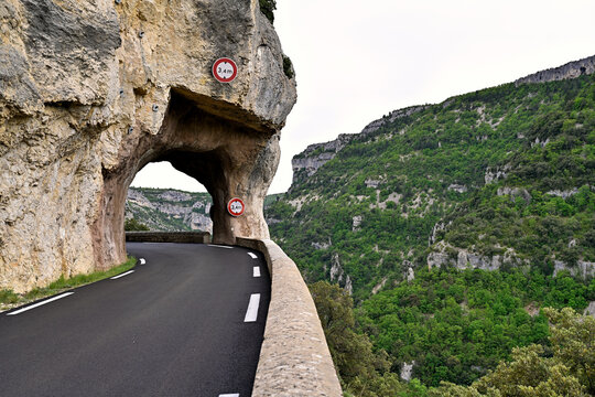 Tunnel d'une route sinueuse des gorges de la Nesle